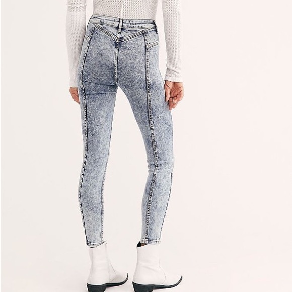 Free People We the Free Riley Seamed Skinny Jeans in Acid Wash Indigo (24) - Picture 4 of 12